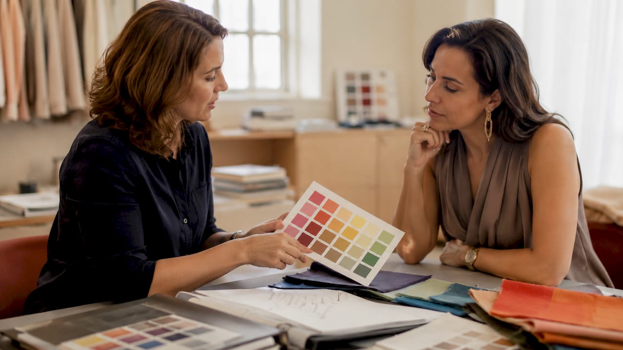 Mãos a segurar uma paleta de cores típica de consultoria de imagem