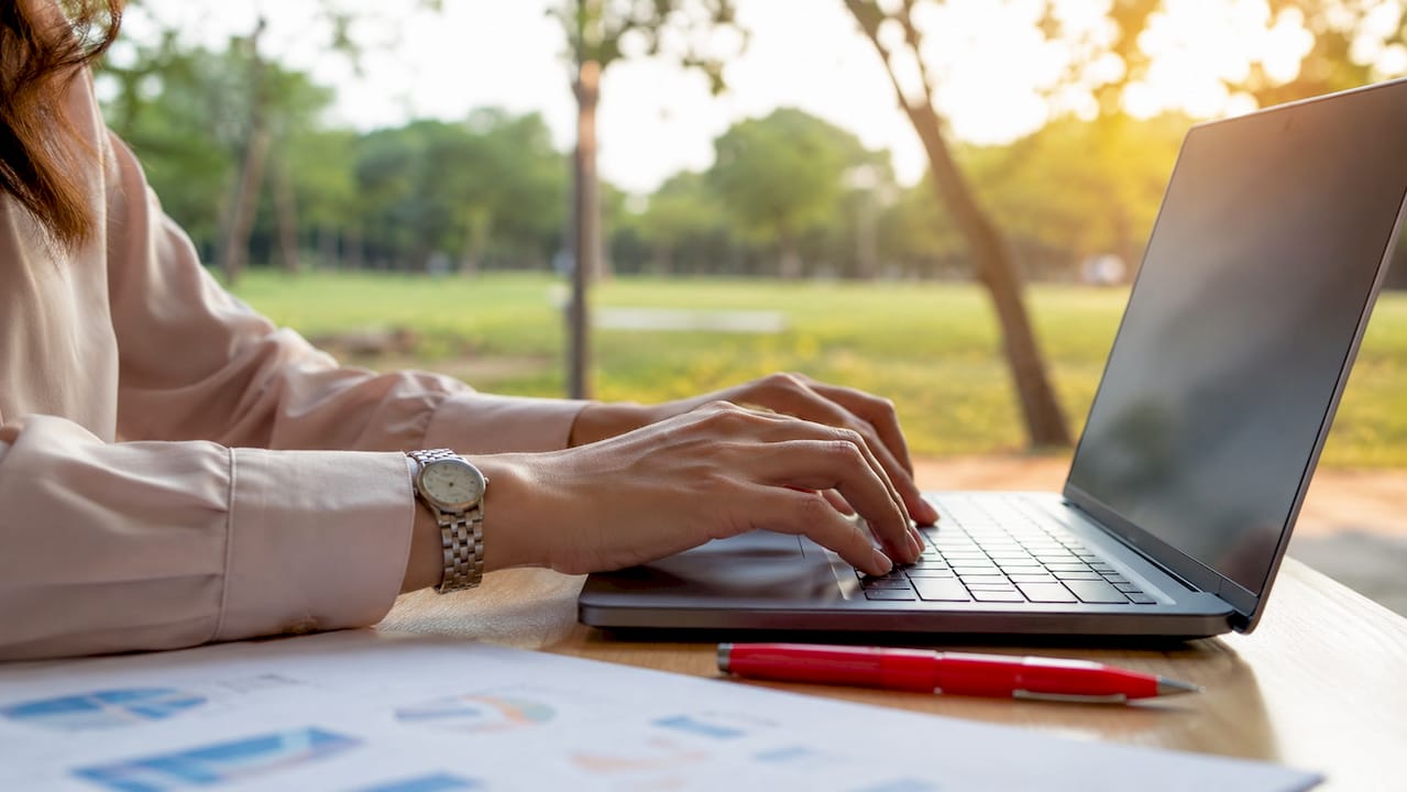 Mãos digitando no notebook para registrar evidências