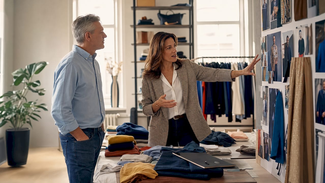 A cliente e a consultora revêm juntas exemplos visuais para se inspirarem.