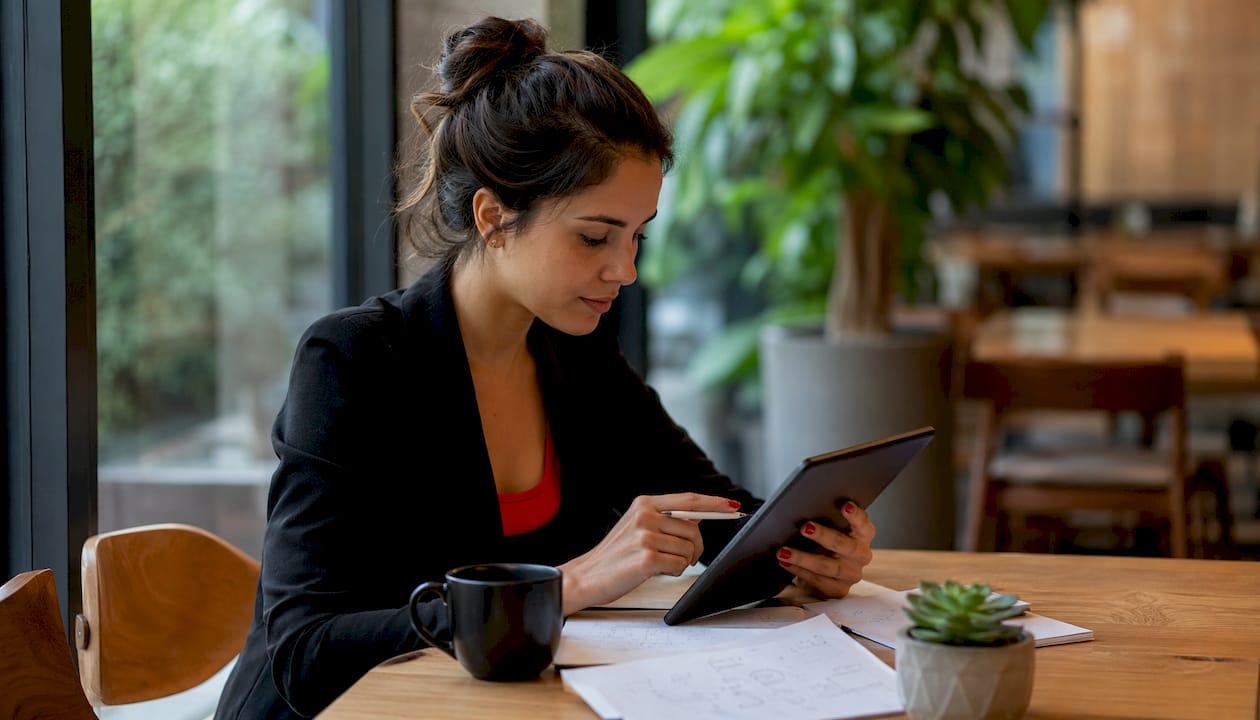 Mulher utilizando tablet para organizar documentos