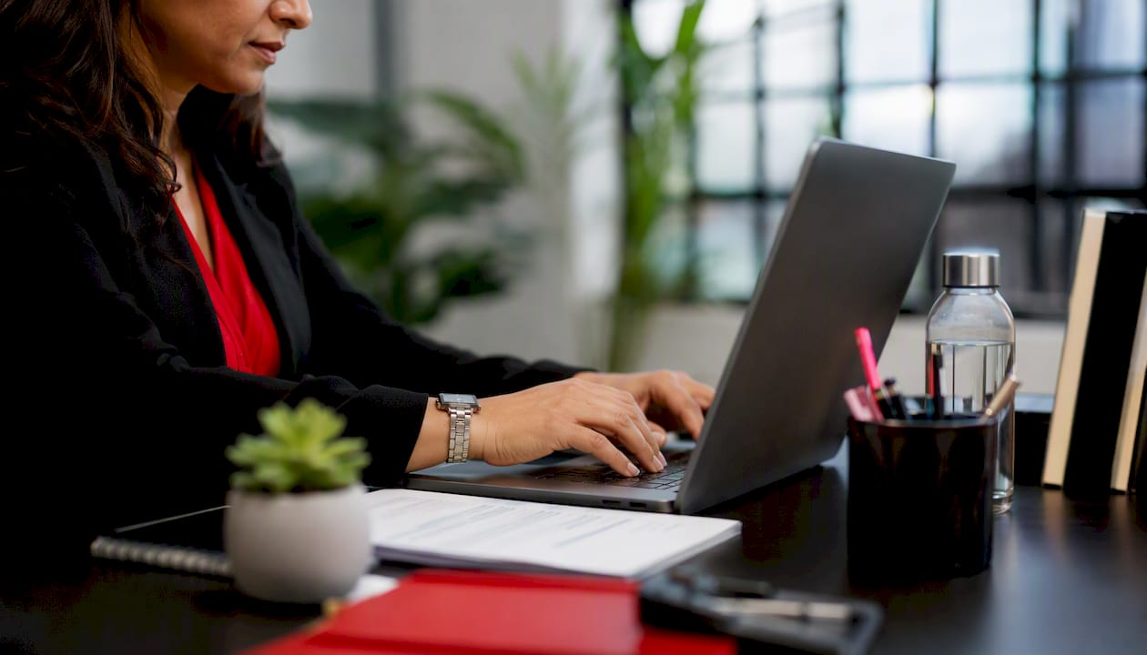 Mulheres analisando documentos jurídicos em formato digital