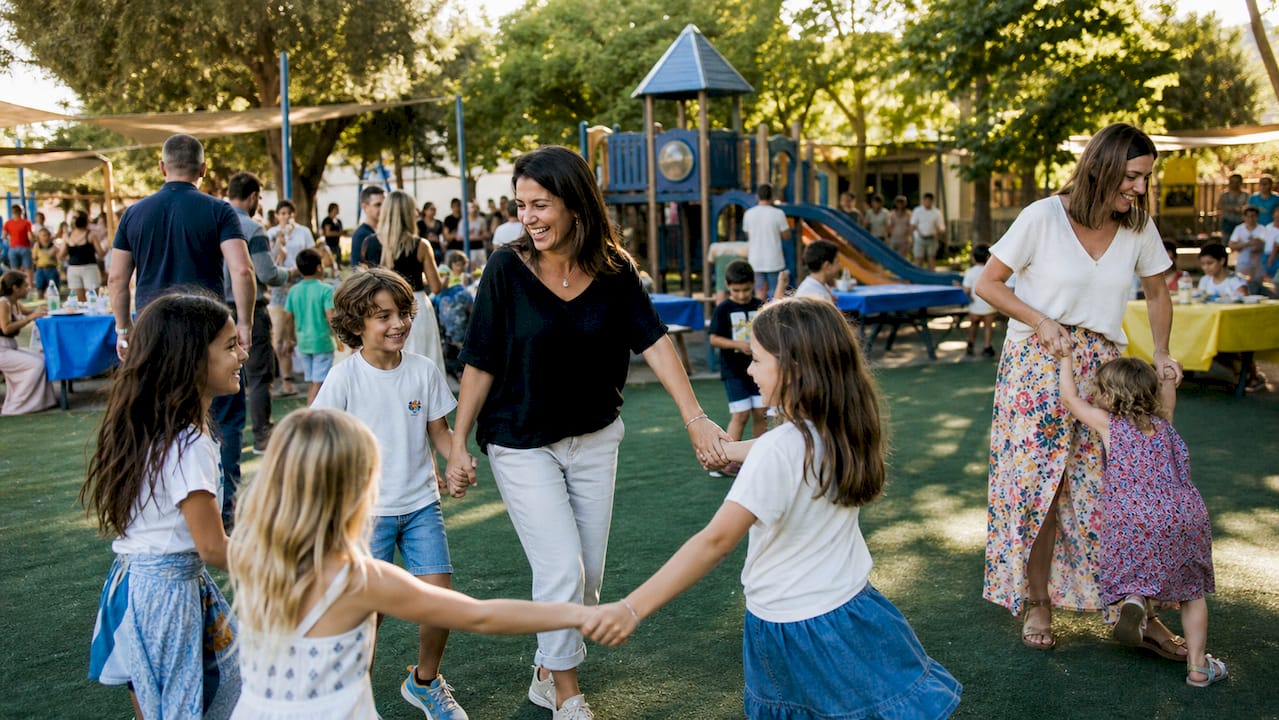 Evento cultural para famílias no recreio da escola em Cascais