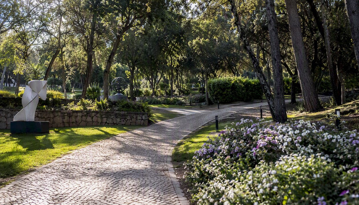 Esculturas e jardins no Parque dos Poetas