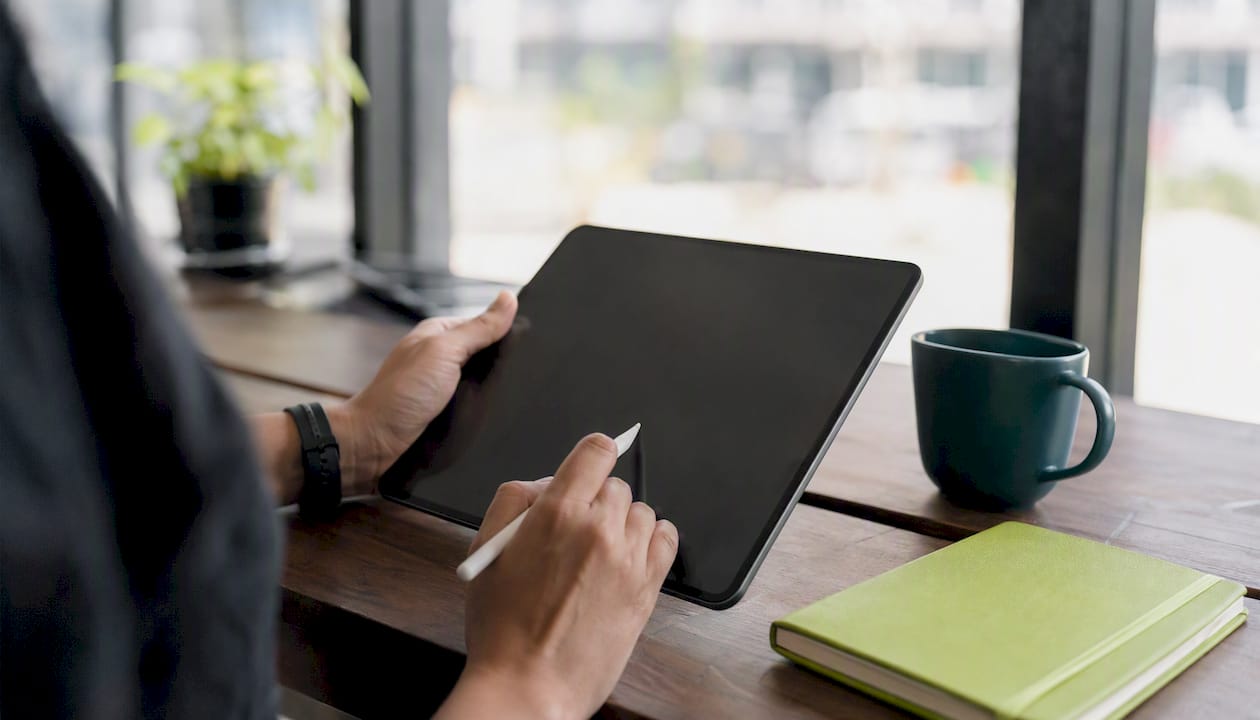 Hands personalizing email on device