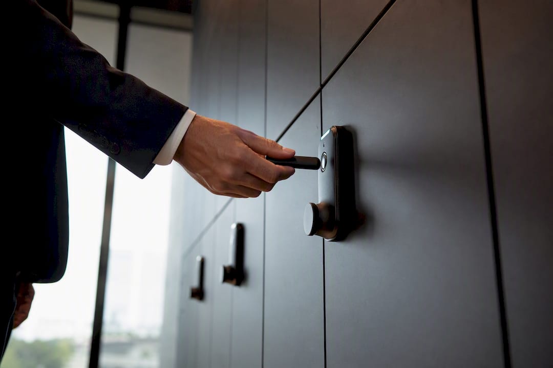 Mão com token de segurança auditando controle de acesso a documentos