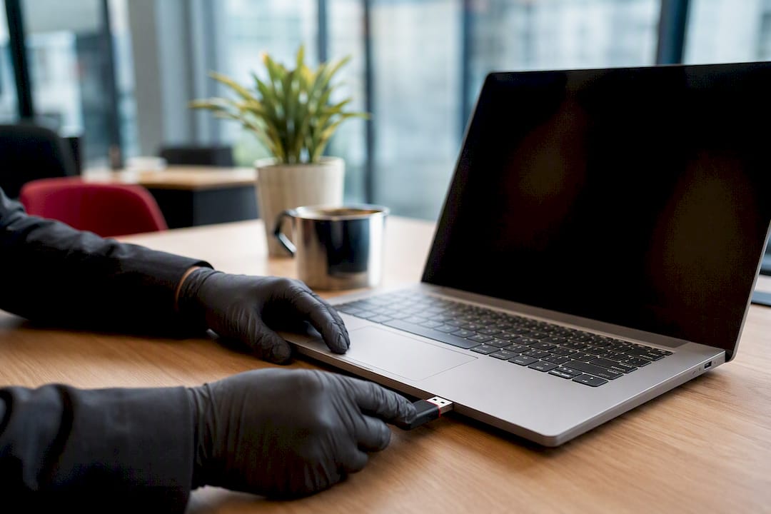 Mãos conectando token de segurança ao laptop