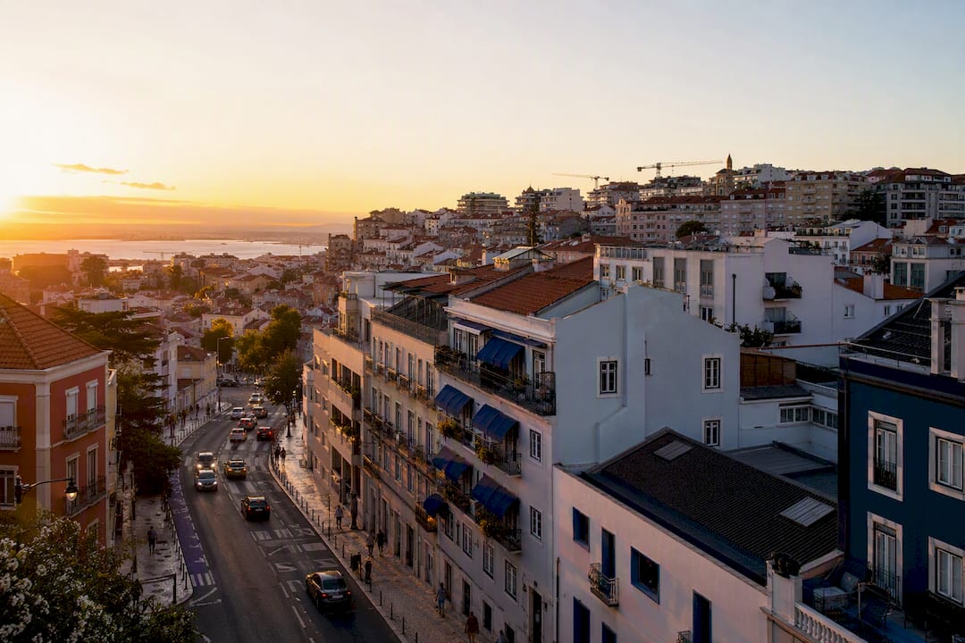 Panorâmica urbana de bairros residenciais em Lisboa