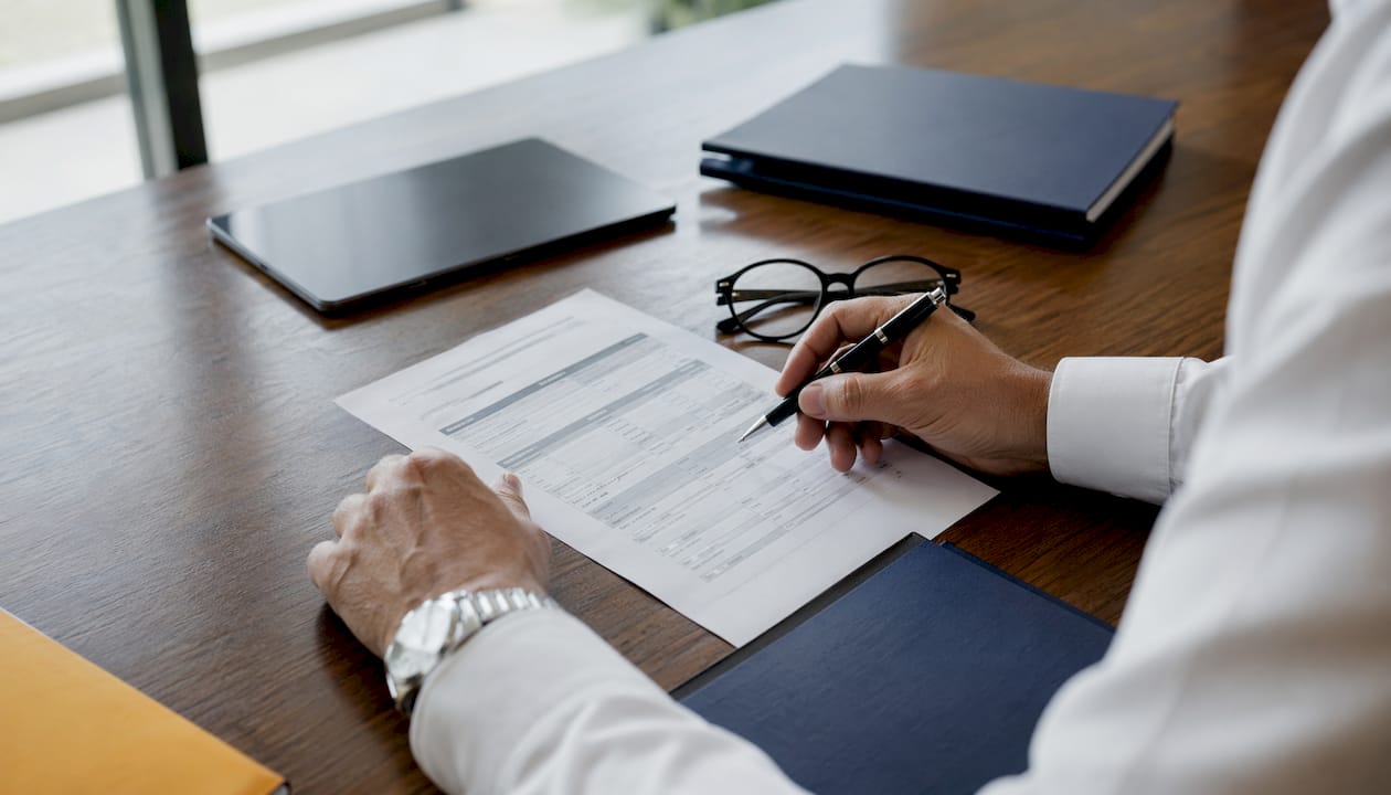 Hands explaining car loan APR details