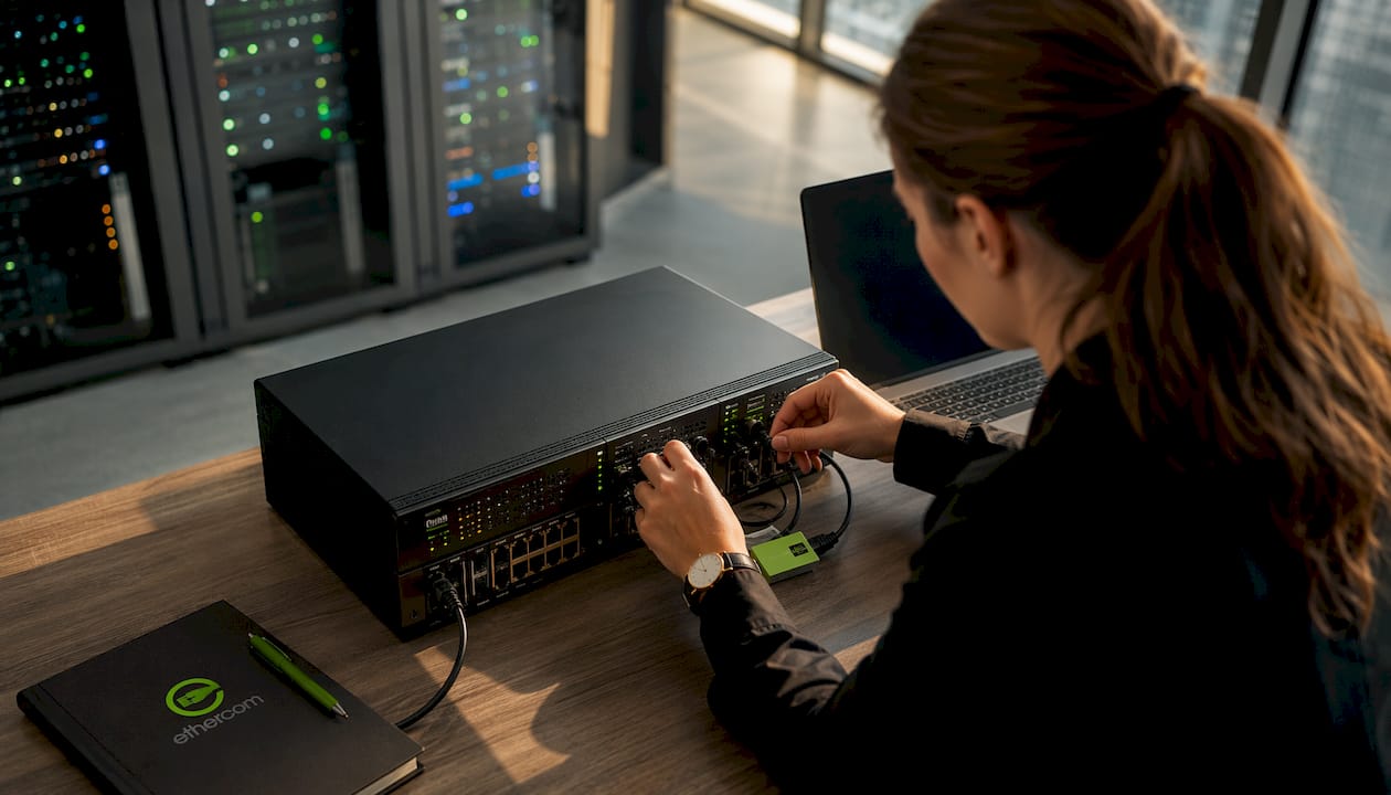 Mâini care configurează setările unui firewall de ultimă generație
