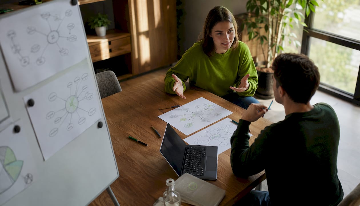 Spațiu de coworking cu tabel comparativ pentru specificații tehnice