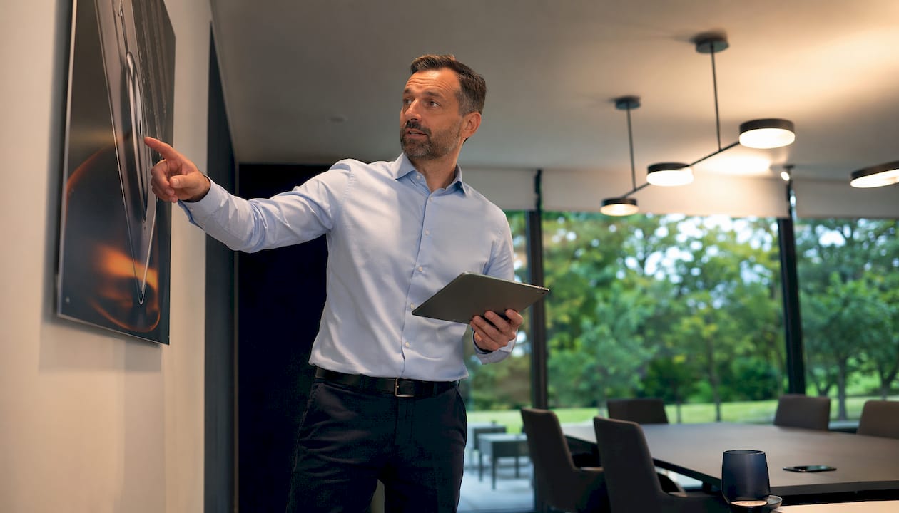 Ein Marketingexperte wertet auf seinem Tablet aktuelle PPC-Kampagnen aus.