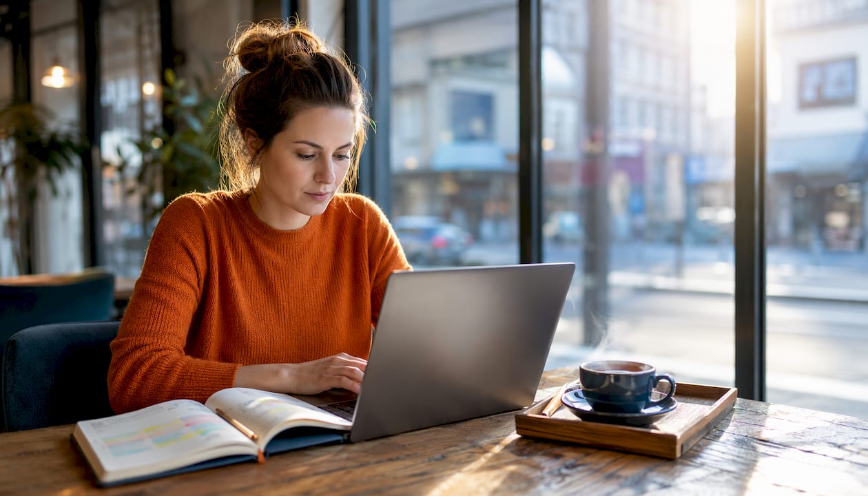 Hände tippen am Laptop, während ein neues Produkt ins Sortiment aufgenommen wird.