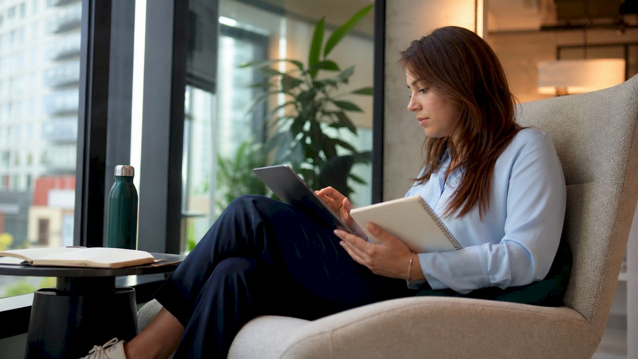 Een recruiter houdt de laatste ontwikkelingen op de arbeidsmarkt bij via zijn tablet.