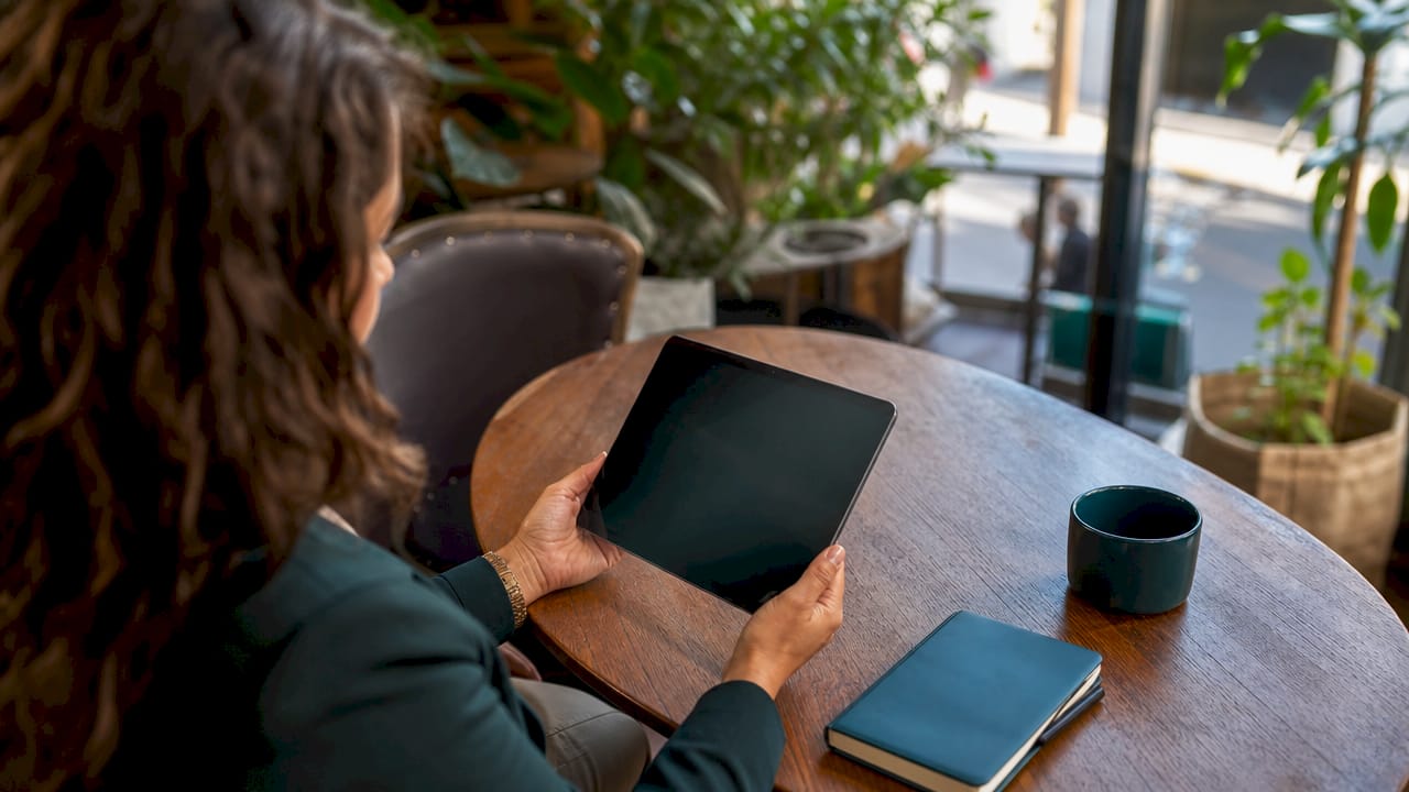 Een persoon scrollt op zijn smartphone door verschillende workflow-apps.