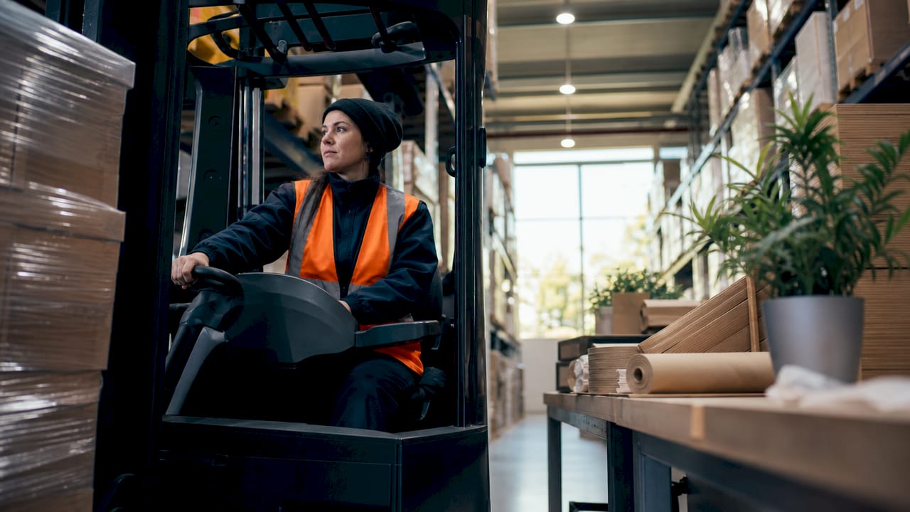 Als logistiek medewerker ben je verantwoordelijk voor het bedienen van de reachtruck in het magazijn.