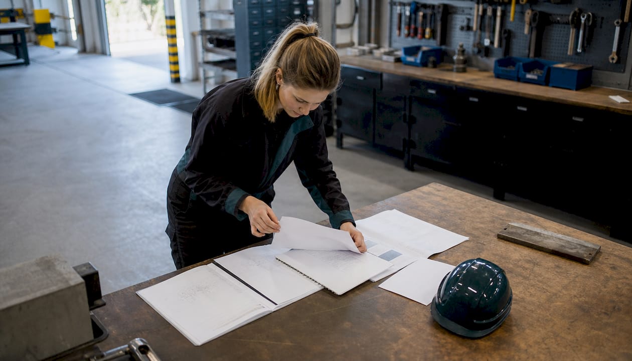 Vrouw maakt zich klaar om te solliciteren in de industrie