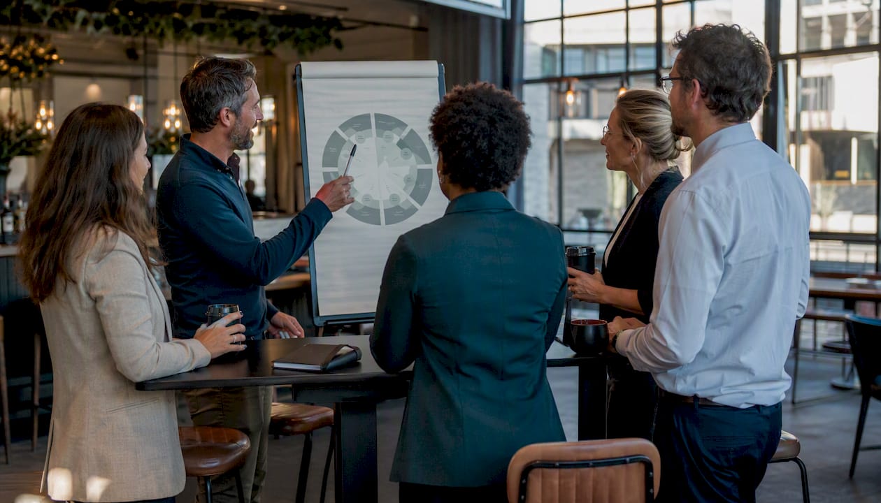 Het team buigt zich over het verbetertraject volgens de Lean Six Sigma methode.