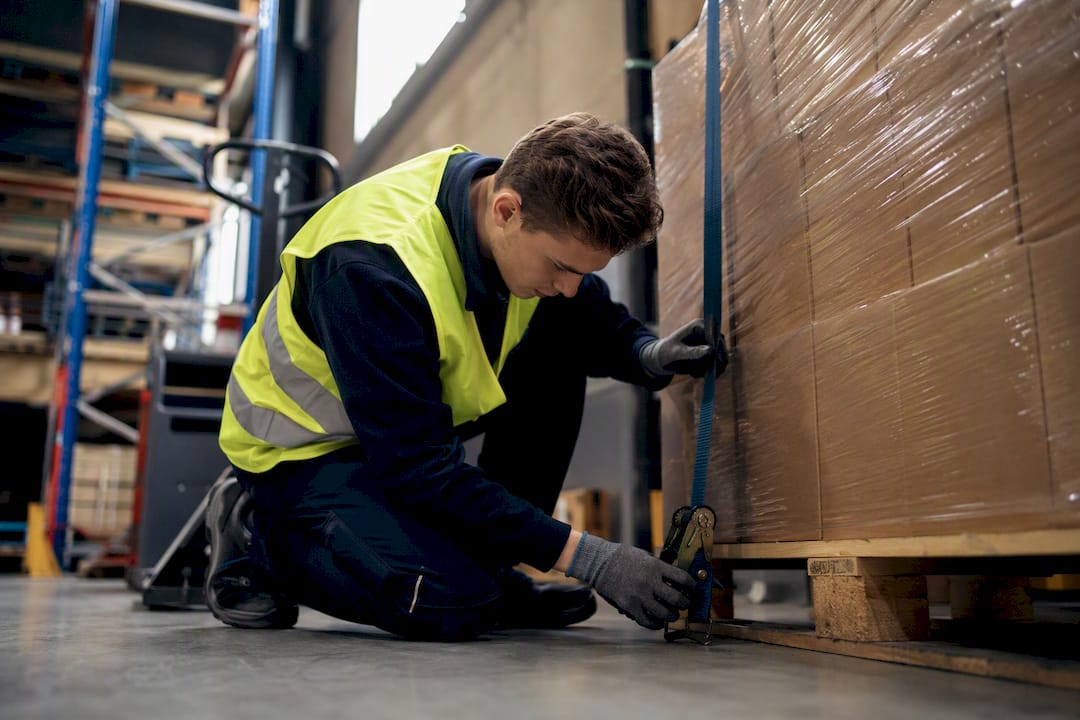 Student die lading vastzet in een logistiek magazijn