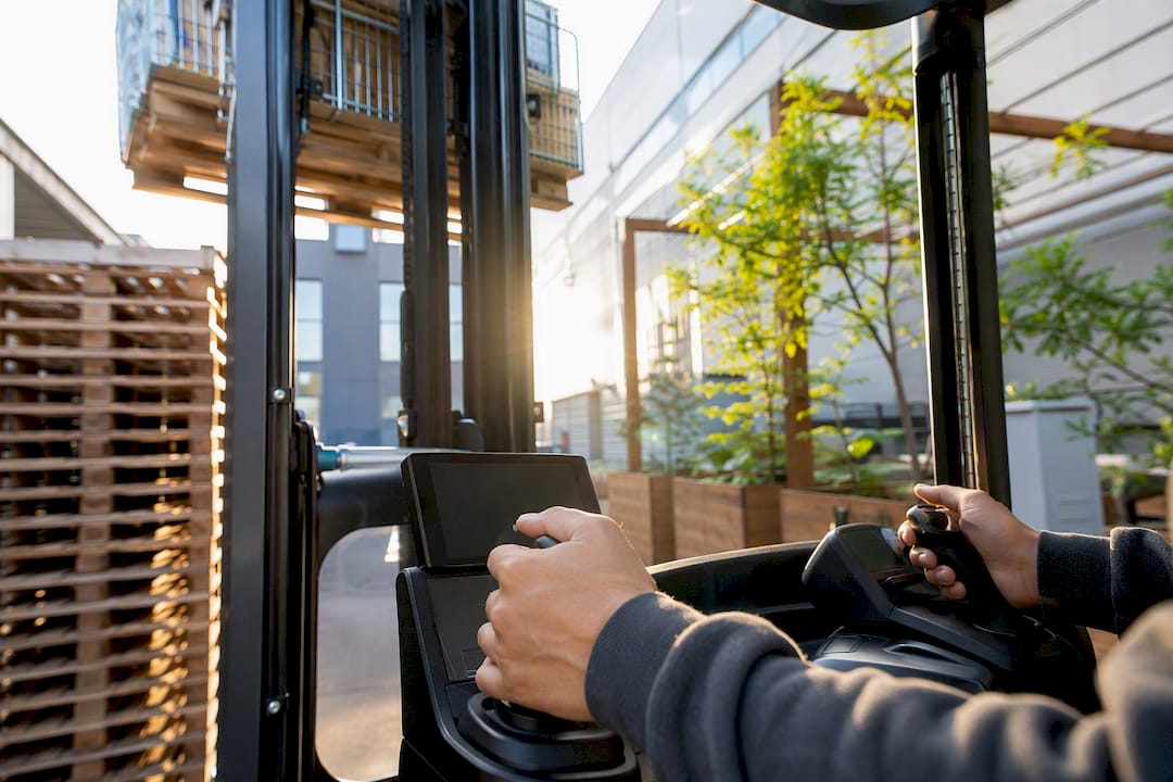 Reachtruck die een pallet stapelt tijdens de training