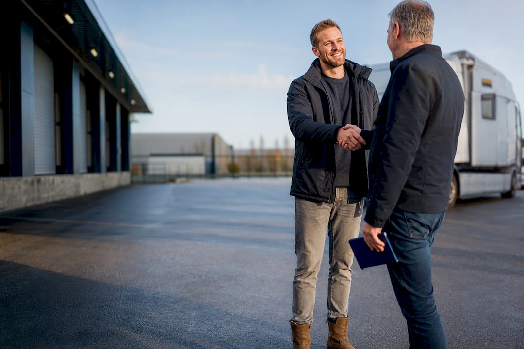 Recruiter ontvangt kandidaat op het transportterrein