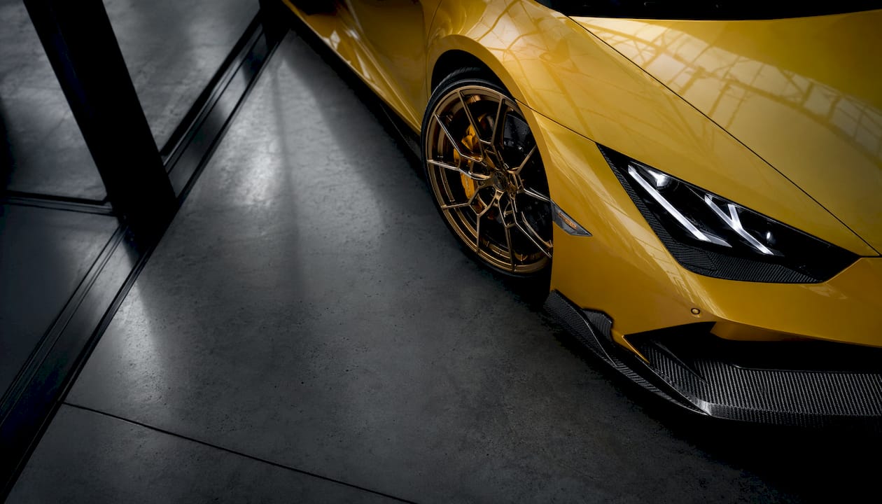 Side profile step lip forged wheel on Lamborghini Huracán