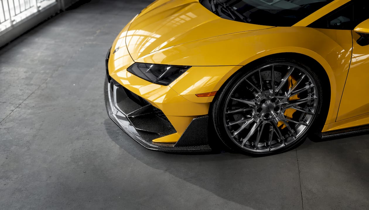 Forged wheel and carbon fiber details on Lamborghini Huracán