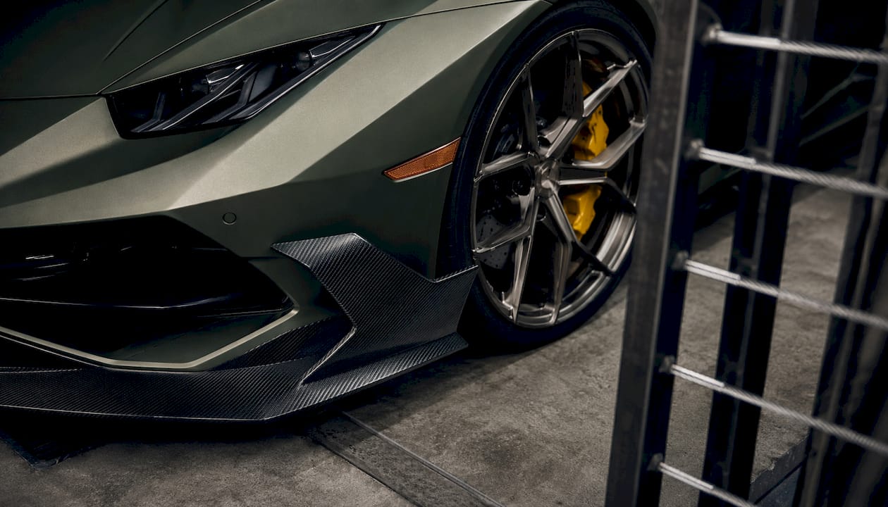 Lamborghini Huracán forged wheel and carbon fiber front lip close-up