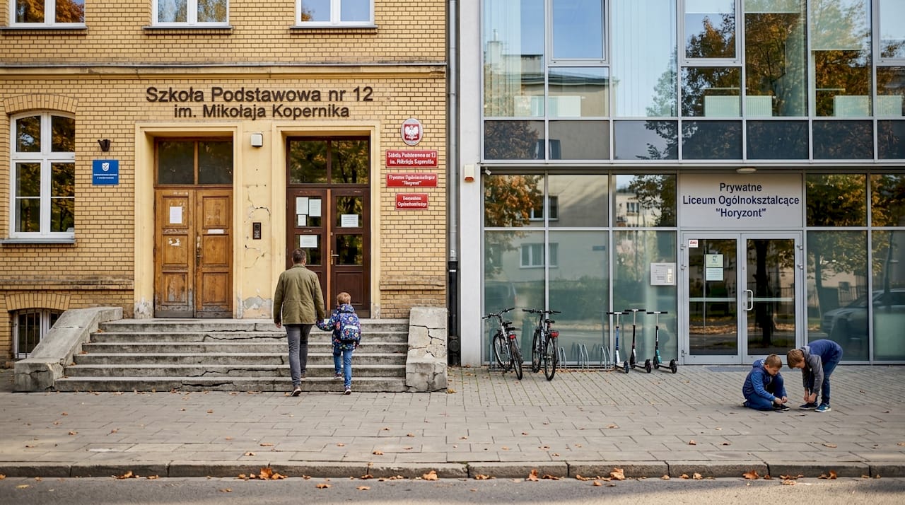 Budynki szkół publicznych i prywatnych stoją tuż obok siebie.