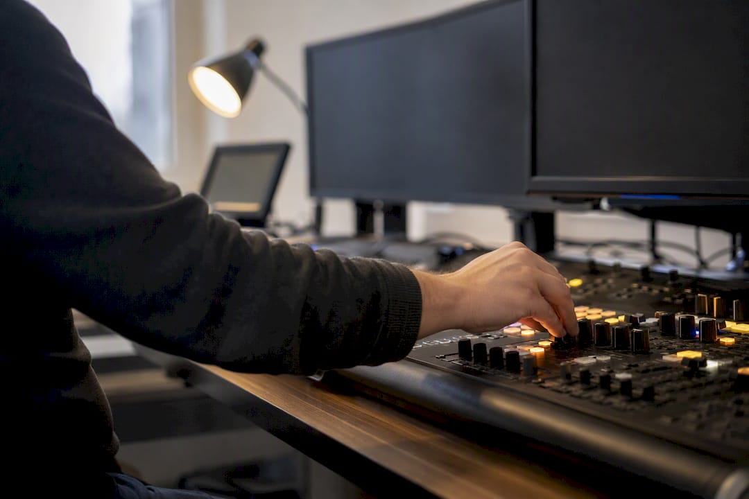 Pracownik ochrony reguluje ustawienia kamer monitoringu.
