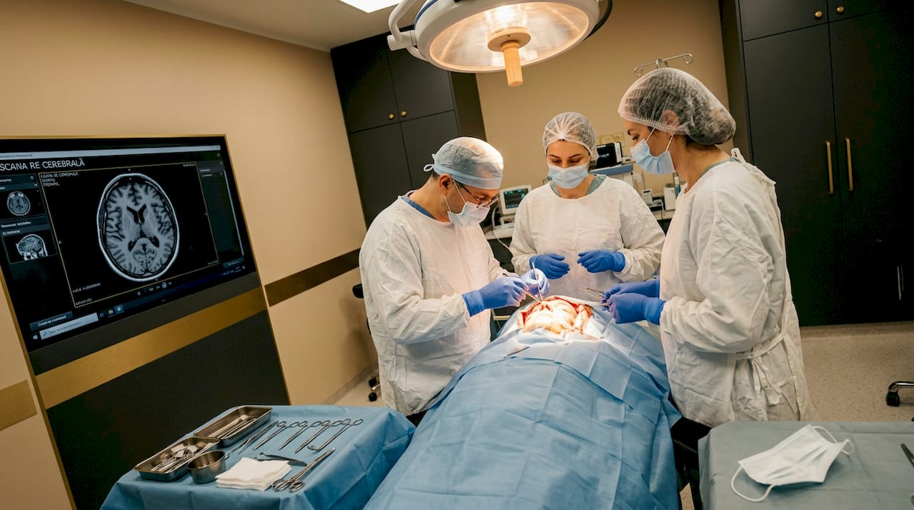 Echipa de neurochirurgie concentrată în plin proces operator