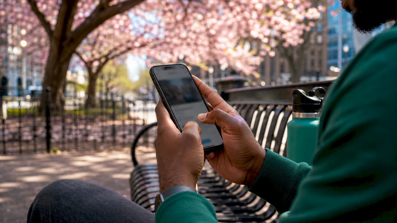 User scrolling responsive website on mobile