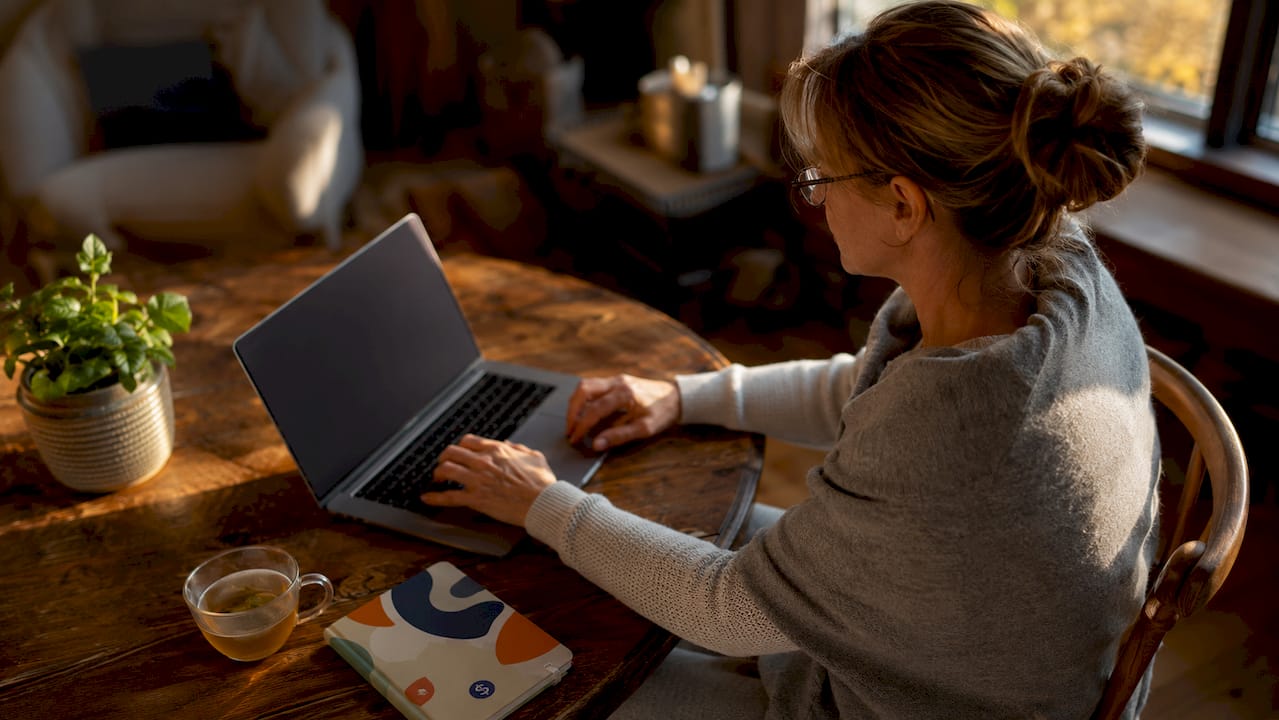 Woman comparing money transfer fees on laptop