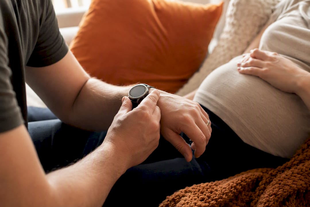 Birth partner timing contractions at home