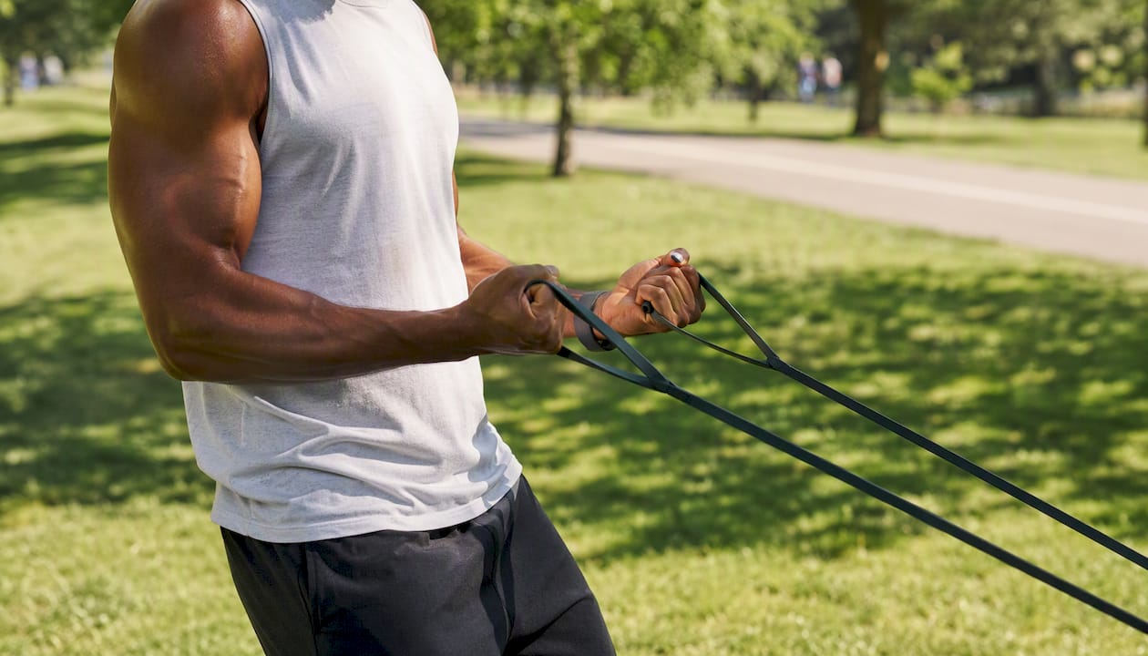 Person som gör motståndstraining på gym