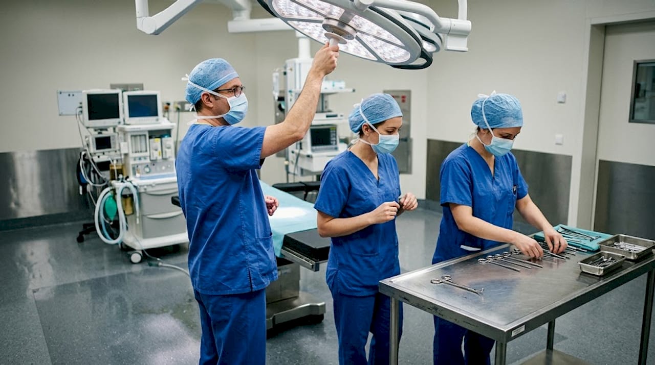 El equipo médico organiza el material quirúrgico antes de iniciar la operación.