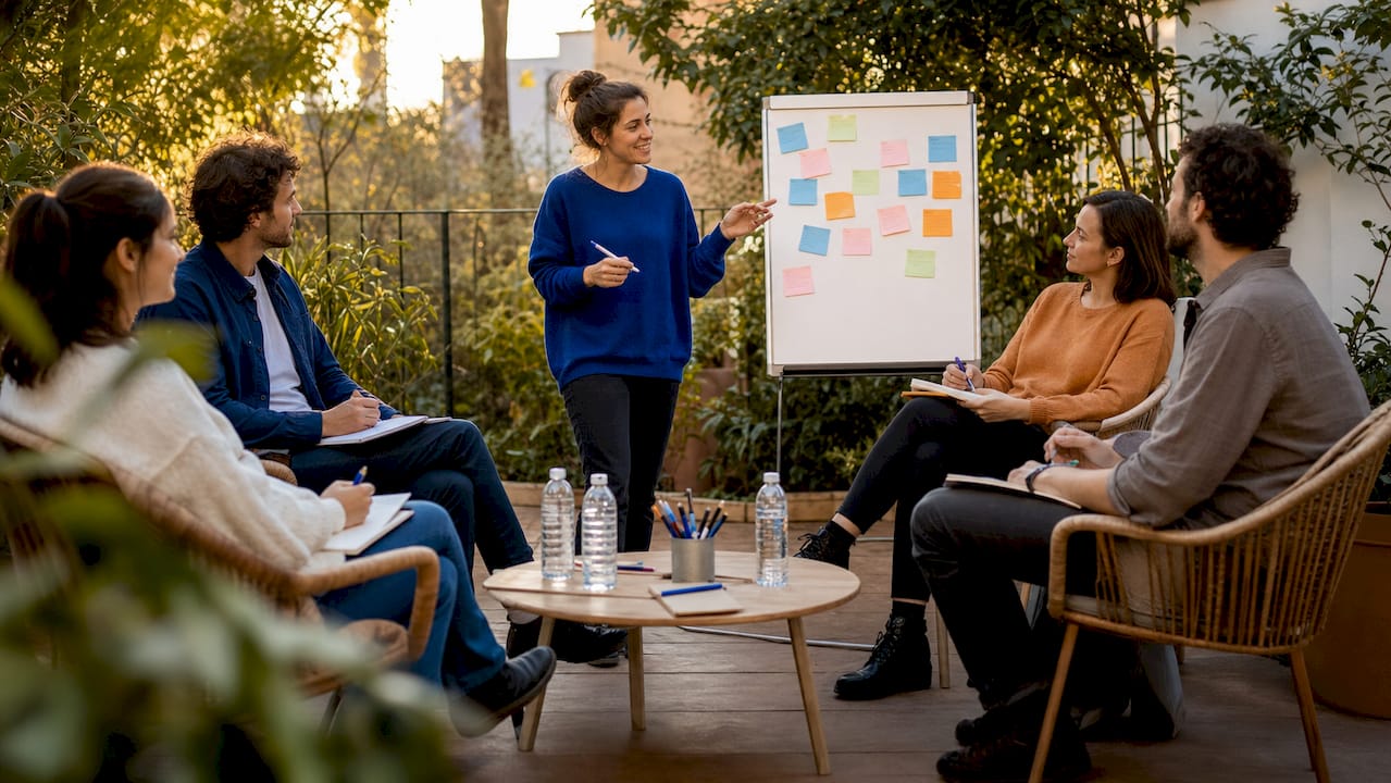 Deelnemersgroep tijdens een interactieve cultuurworkshop