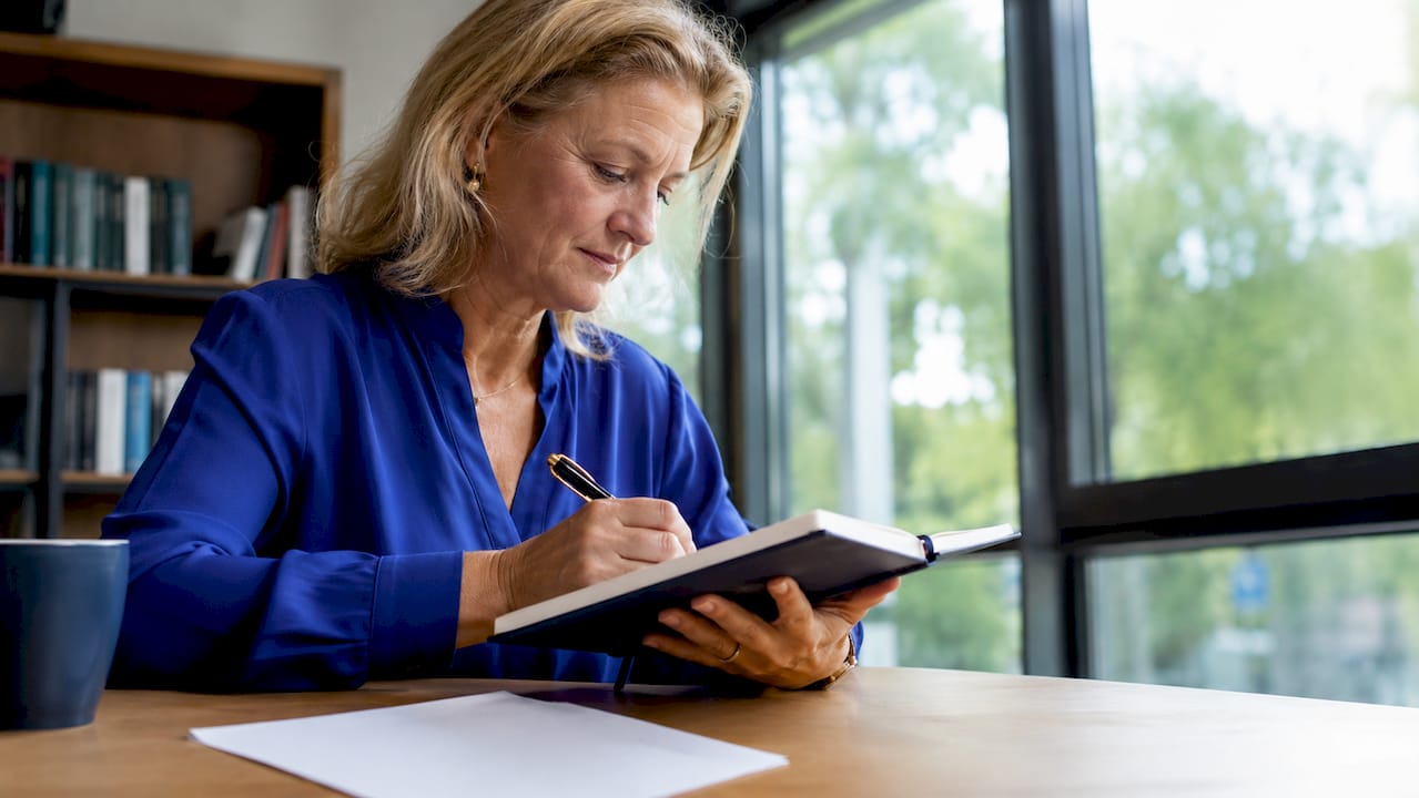 Taalconsulent aan het werk tijdens een interview