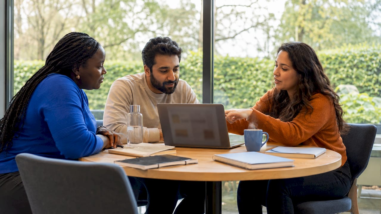 Twee collega’s die samen een e-learningmodule bespreken
