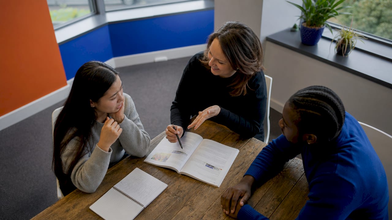 Studenten krijgen de kans om te oefenen met een docent die de taal als moedertaal spreekt.