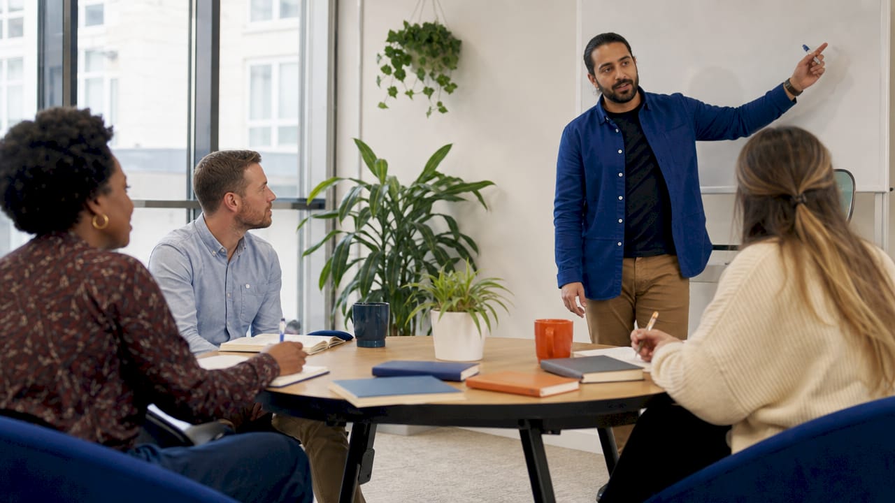 Een divers team volgt samen een training over intercultureel bewustzijn.