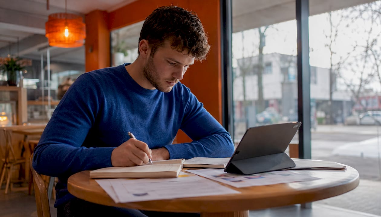 De projectmanager is bezig met het opzetten van een aanvraagproces voor vertaalopdrachten.