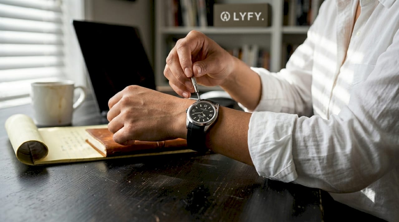 Attorney adjusts Smartlet strap at home office