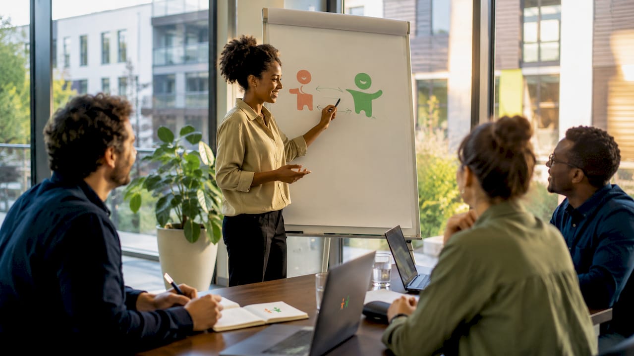 Führungskraft leitet einen Workshop zur Förderung von eigenverantwortlicher Teamarbeit