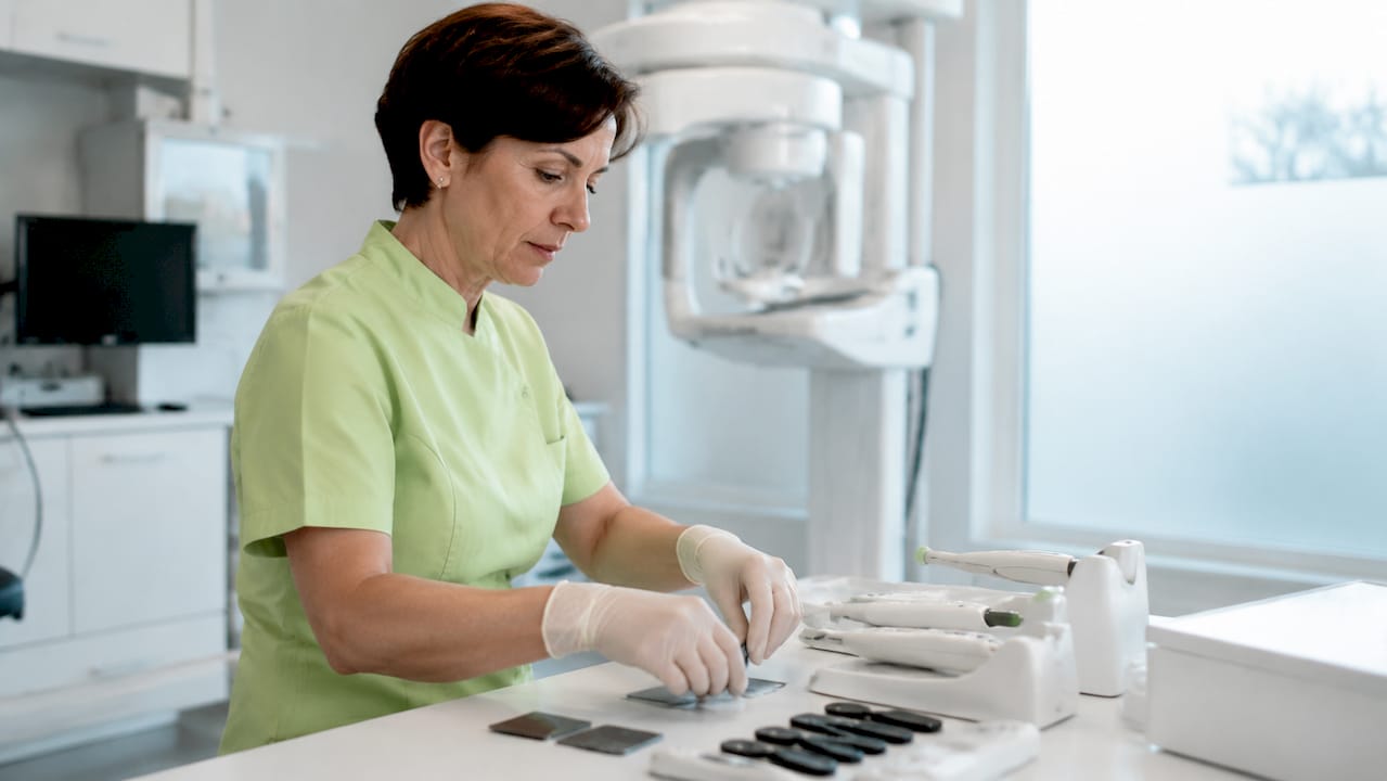 Asistenta stomatologică se ocupă de pregătirea aparaturii pentru radiografii.