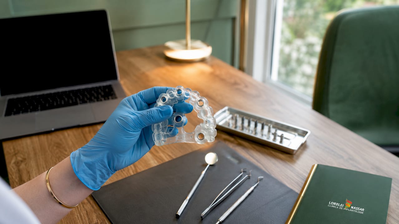 Mână modelată cu ajutorul unui ghid chirurgical digital realizat prin imprimare 3D