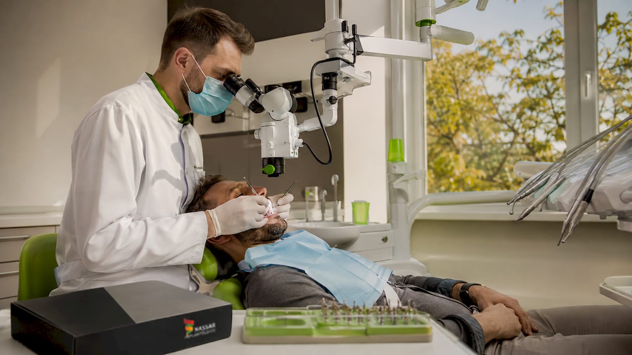 Medic stomatolog specializat în implanturi dentare minim invazive
