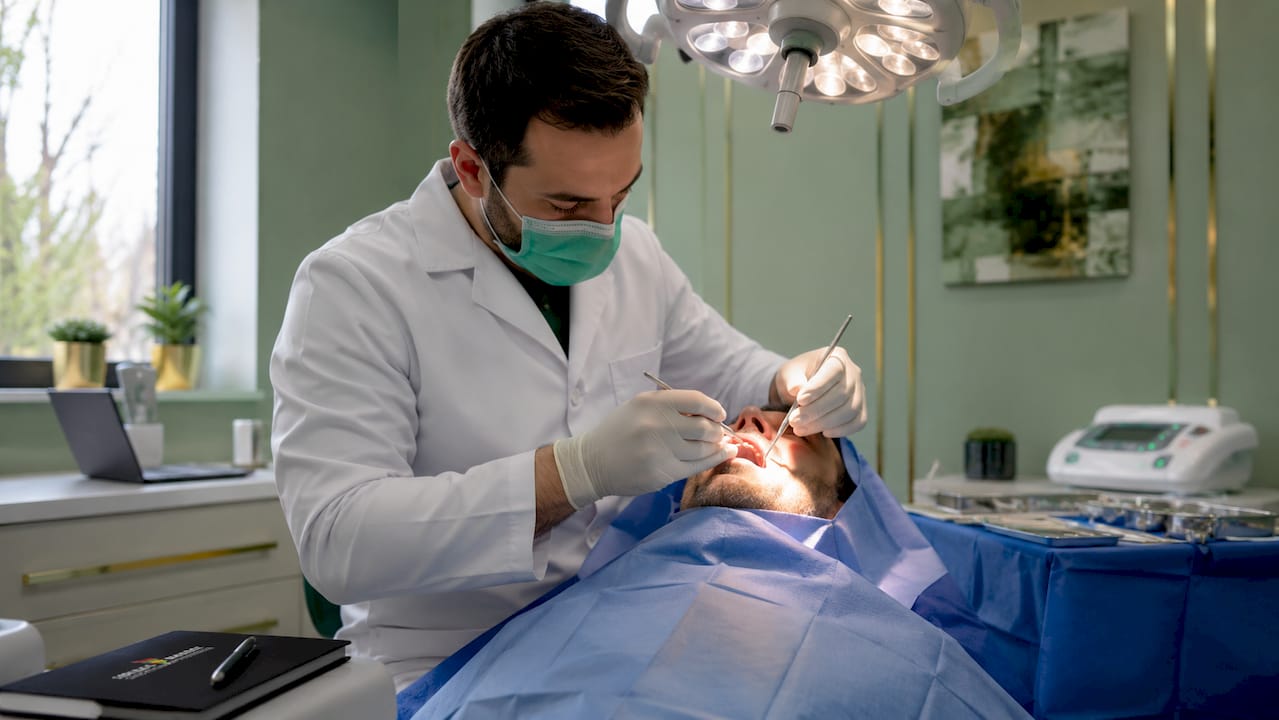 Detaliu din timpul intervenției de inserare a unui implant dentar