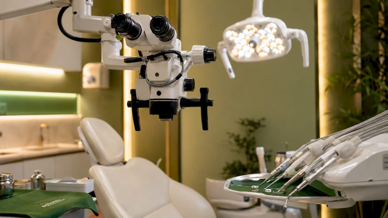 Imagine de detaliu cu un microscop dentar folosit într-un cabinet stomatologic