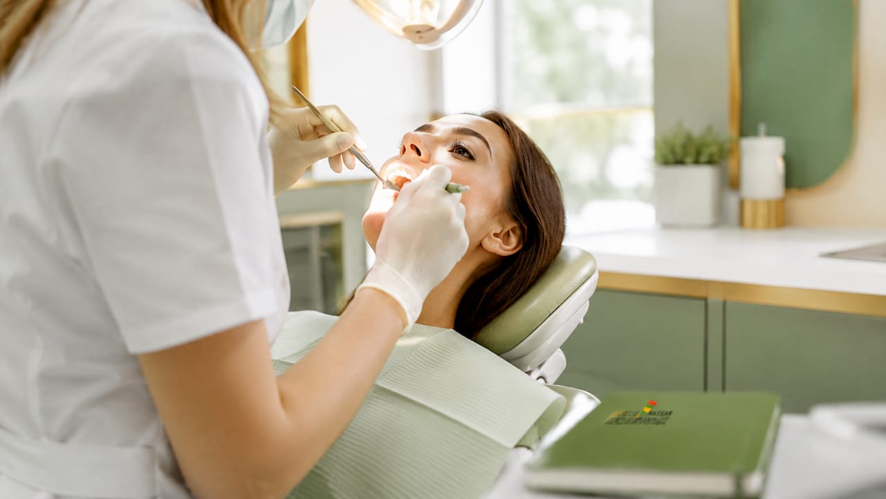 Pașii implantului dentar: ghid complet 2026 1 Igienistul dentar se ocupă de pregătirea cavității bucale înainte de inserarea implantului, asigurându-se că totul este curat și gata pentru procedură.