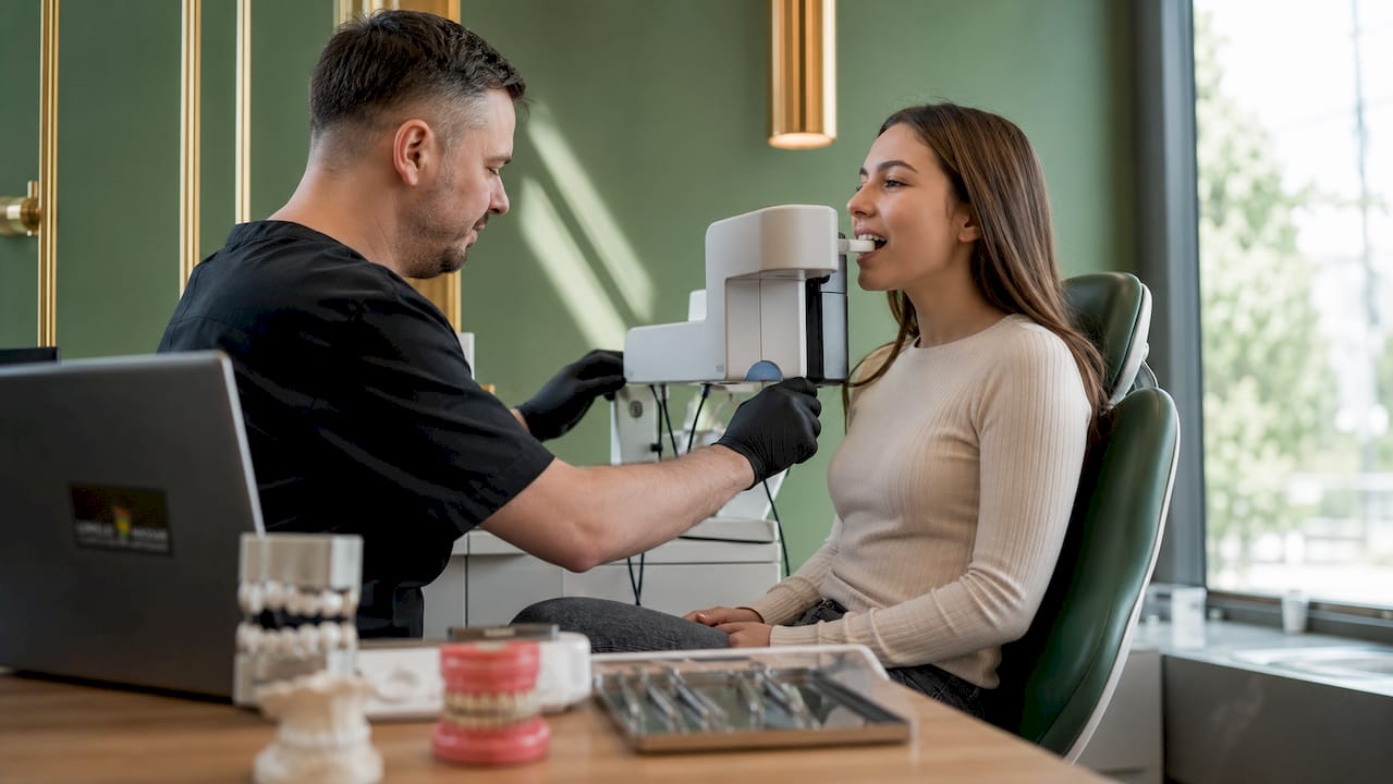 Exemple de aliniere dentară cu Invisalign: ghid 2026 1 Tehnicianul dentar realizează o scanare 3D pentru tratamentul cu Invisalign.